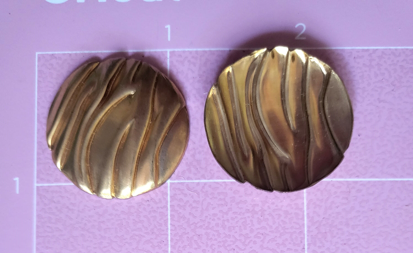 brass gold stamped textured ripple circle jewelry finding embellishment